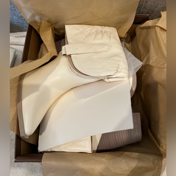 Libya Embroidered Heeled Western Boot - WHITE - Size 9. - Picture 6 of 7